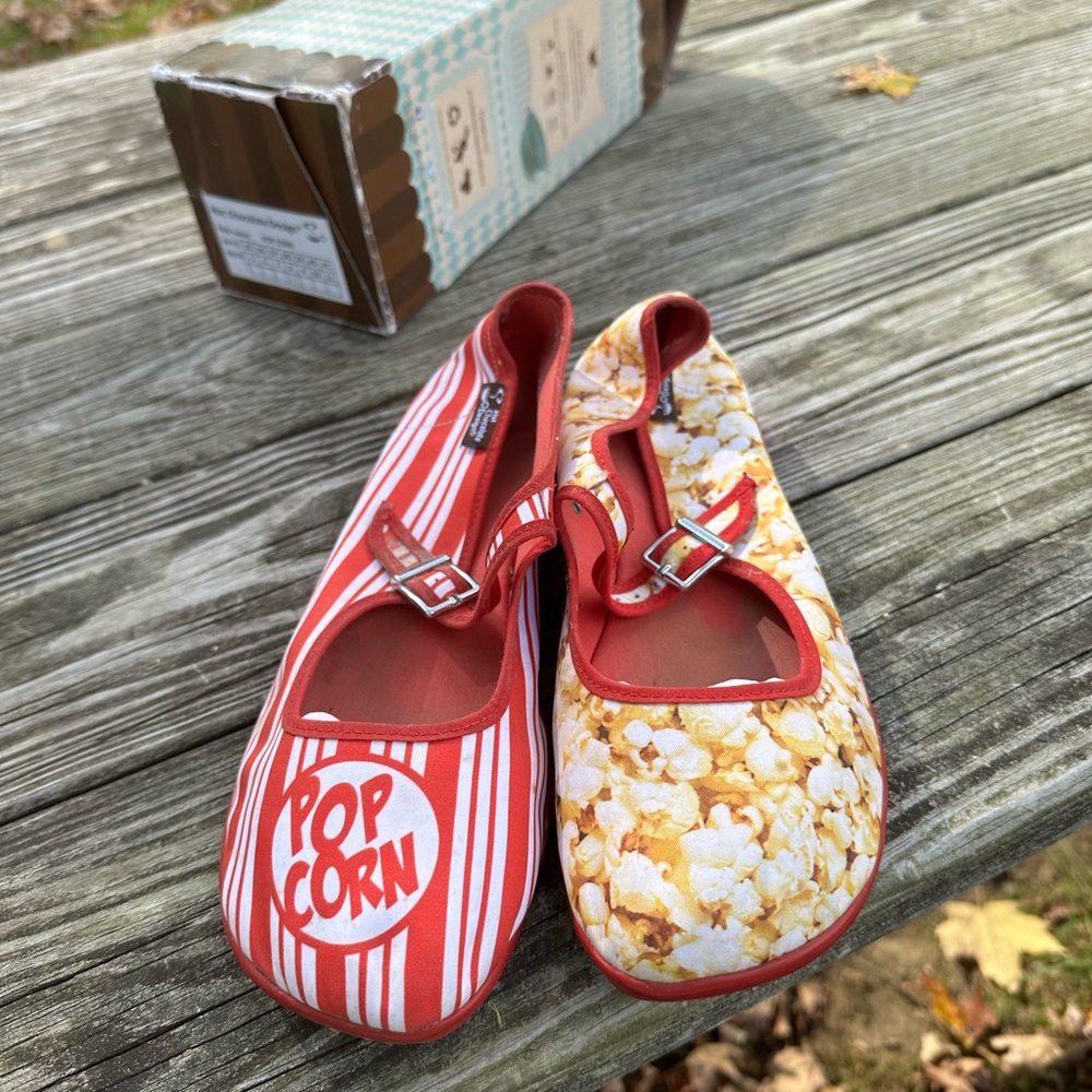 Women’s Hot ChocolateDesign shoes “Popcorn” size 8